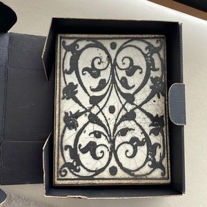 Side Dickens Tile